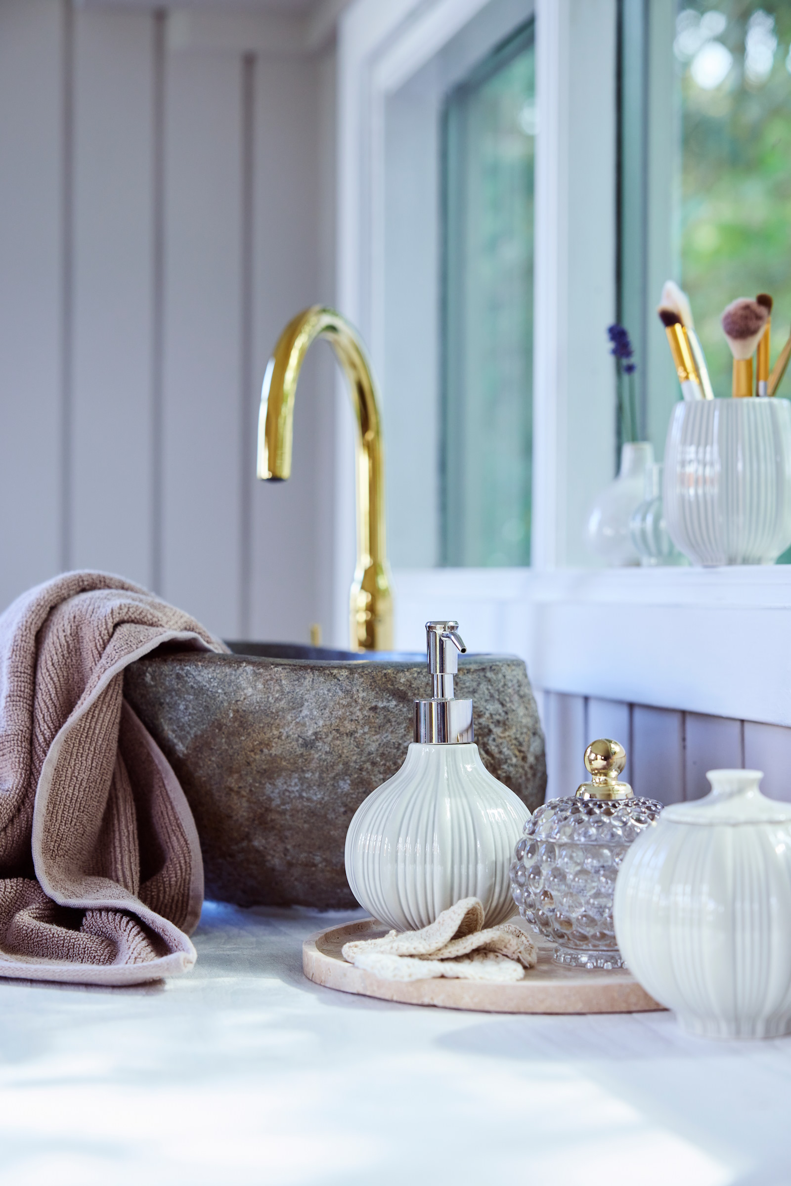 ceramiczne-akcesoria-łazienkowe-biały-komplet-do-łazienki-Lily-lene-bjerre-polska-sklep-designbywomen